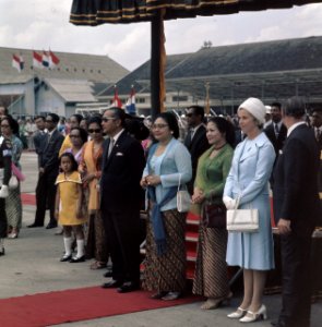 President Soeharto en zijn vrouw op vliegveld Kemajoran bij Jakarta bij het vert, Bestanddeelnr 254-9078