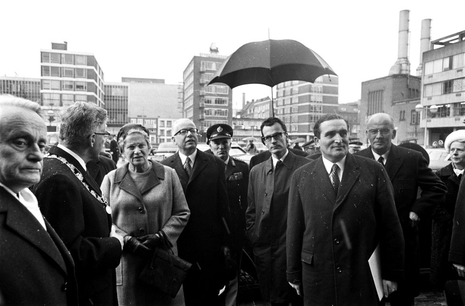 President Heidemann, echtgenote, koningin Juliana en prins Bernhard worden ontva, Bestanddeelnr 923-0147