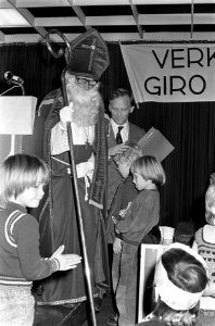 PPR-congres in Utrecht minister Van Doorn als Sinterklaas rechts staatssecretar, Bestanddeelnr 928-8831