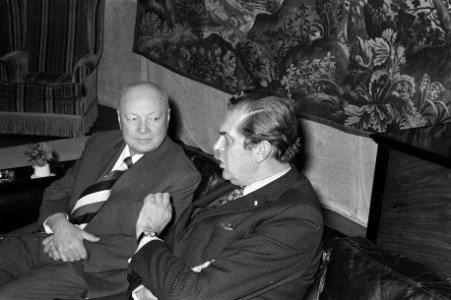 Premier Biesheuvel ontvangt Russische Minister van Landbouw, W Matskevitch (l) , Bestanddeelnr 926-0455