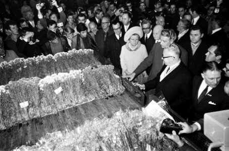 President Heinemann en koningin Juliana bezoeken Cooperatieve Centrale Westlands, Bestanddeelnr 923-0196
