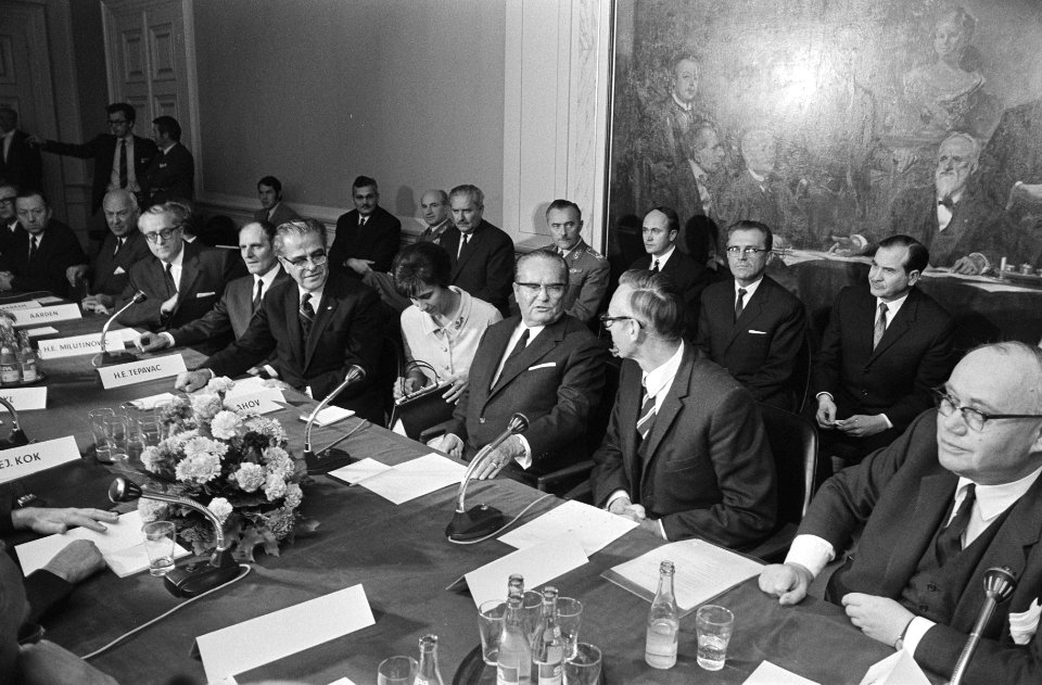 President Tito spreekt met Kamerleden op het Binnenhof, Bestanddeelnr 923-9422