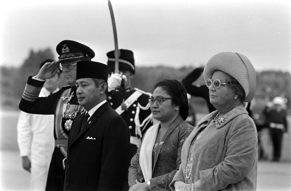 President Soeharto arriveert op Ypenburg v.l.n.r. prins Bernhard , president So, Bestanddeelnr 923-8107