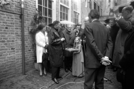 Pr. Claus onthult een gevelsteen van de eerste gerestaureerde woning van het her, Bestanddeelnr 922-2508