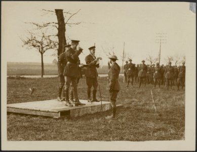 Presentation of medals, Bestanddeelnr 158-2779