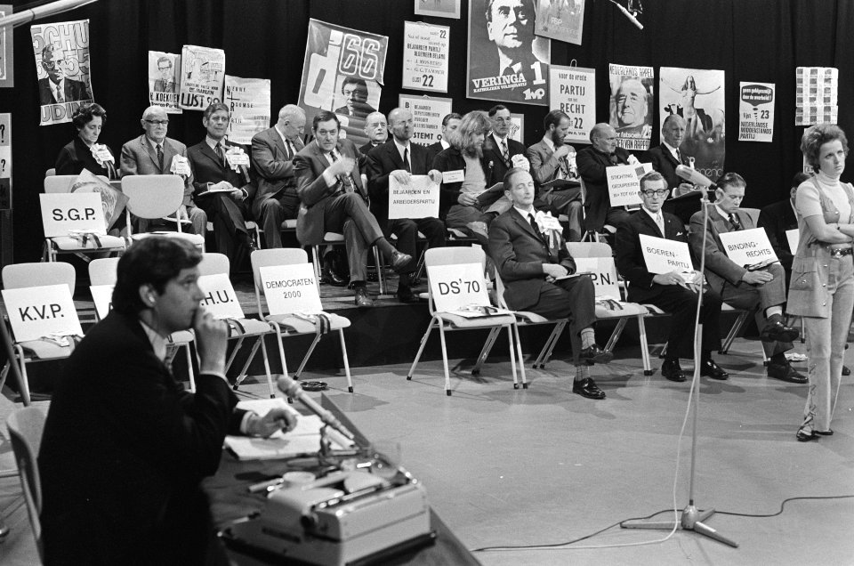Presentator Van de Linde (geheel links) met een deel van de lijsttrekkers van k…, Bestanddeelnr 924-4961