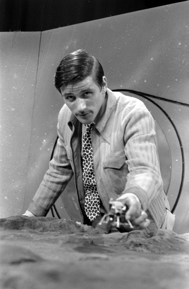 Presentator Henk Terlingen met een model van het maanlandingsvaartuig Lunar Modu, Bestanddeelnr 922-6257