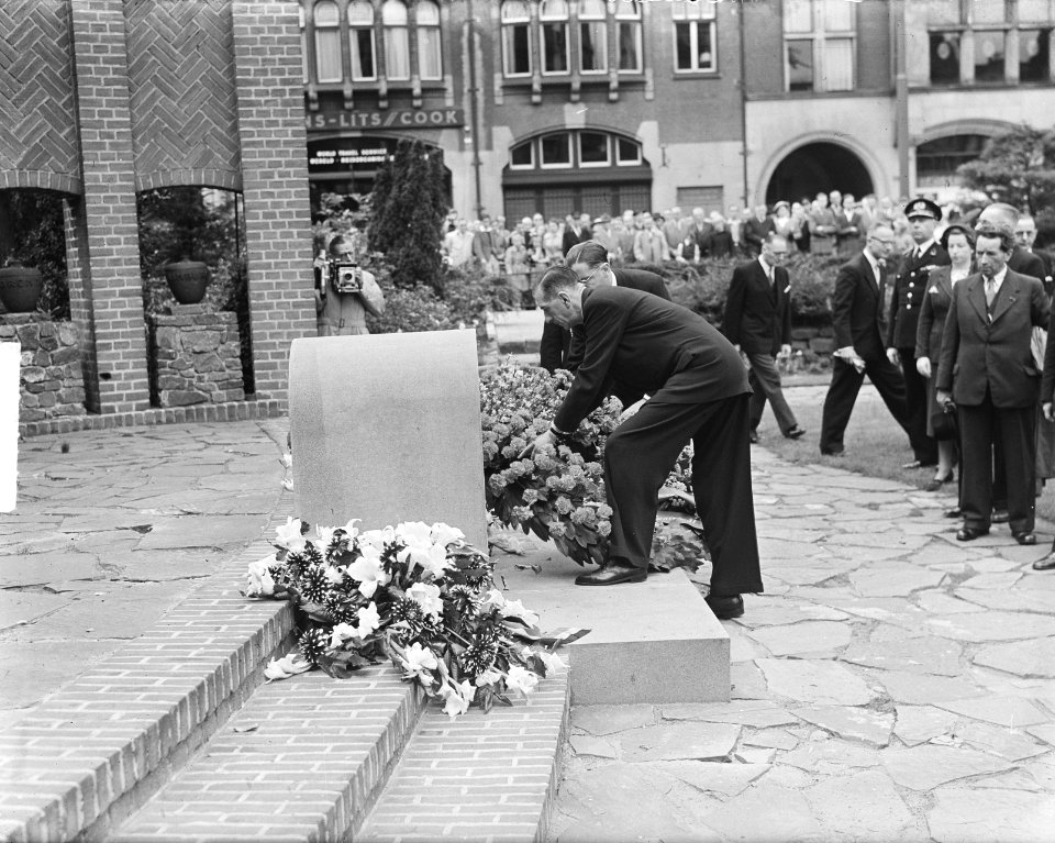 President De Gaulle bij het nationaal monument in Amsterdam, Bestanddeelnr 904-0776