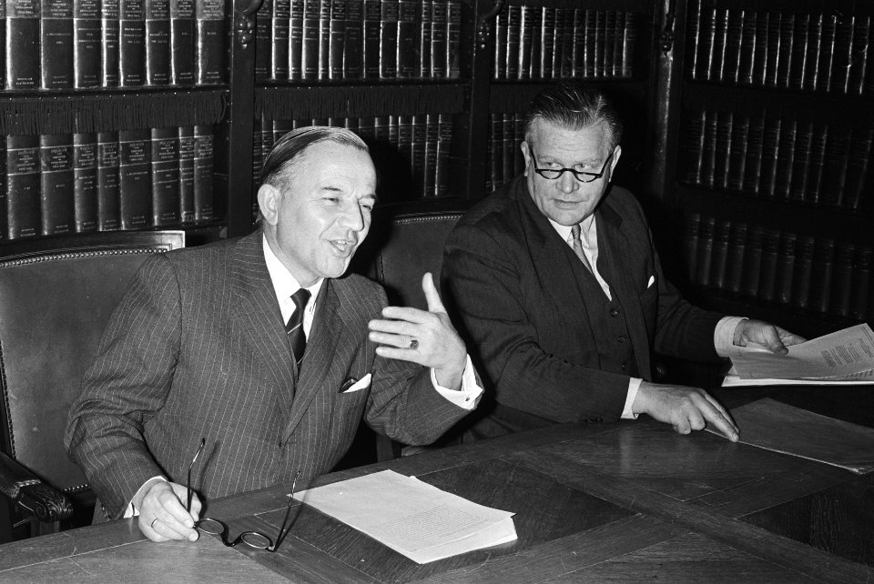 Premier De Jong tijdens persconferentie in Ministerie van Justitie, Den Haag n, Bestanddeelnr 924-0683