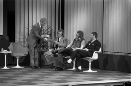 Presentator Herman Emmink met de drie kandidaten, Bestanddeelnr 926-9219