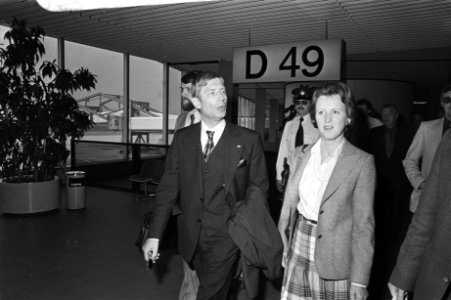 Premier Van Agt terug uit VS op Schiphol met echtgenote, Bestanddeelnr 929-7528