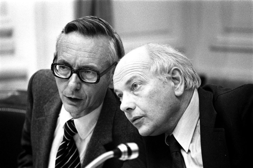 Premier Den Uyl (r) en minister Van der Stoel, Bestanddeelnr 926-7937