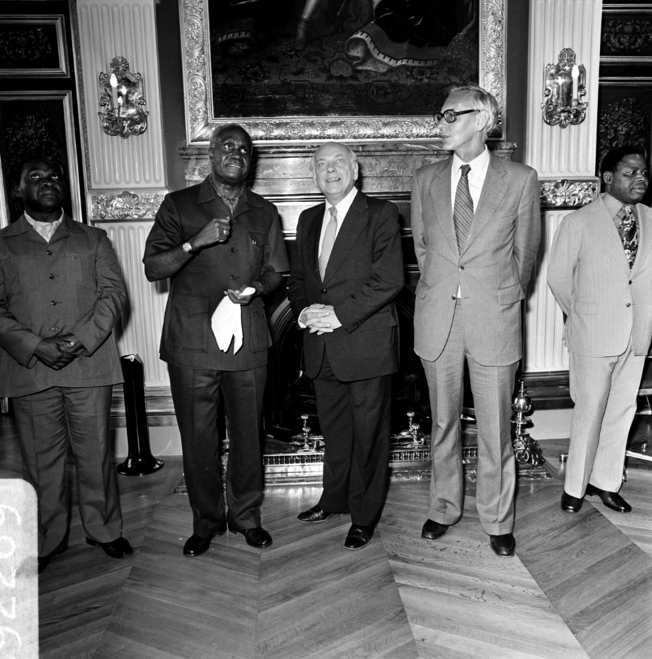 President Kaunda van Zambia in ons land vlnr Kaunda Den Uyl , Van der Stoel, Bestanddeelnr 929-2269