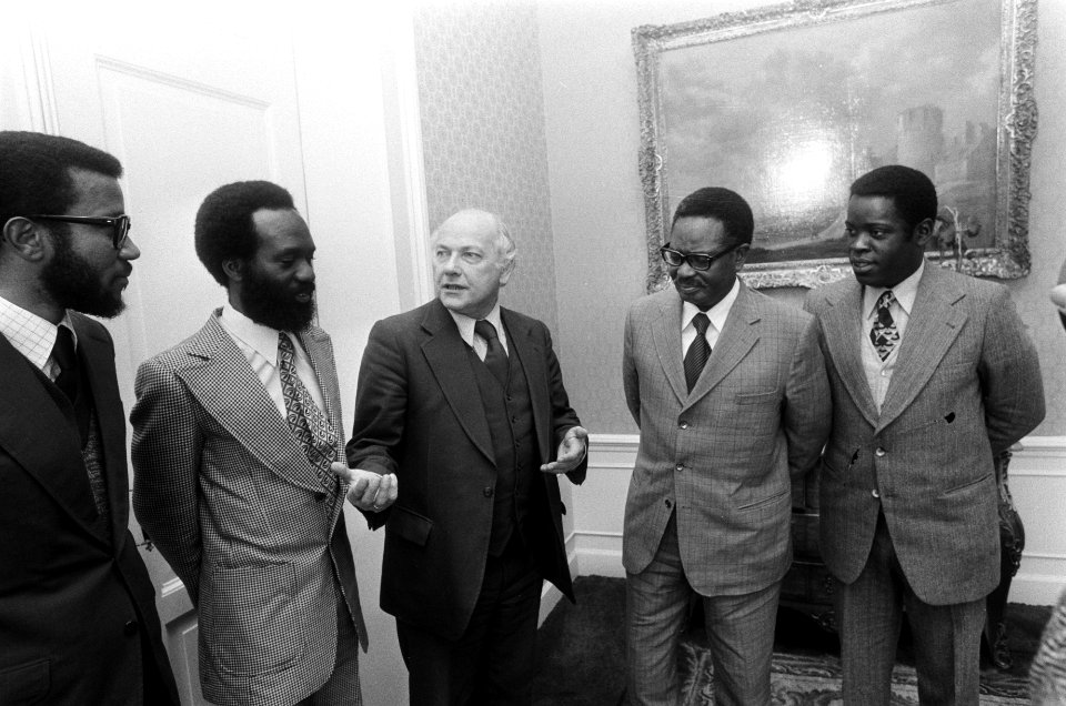 President MPLA, heer Neto door Den Uyl ontvangen vlnr Alfonso Vandumen , Vi, Bestanddeelnr 927-8519