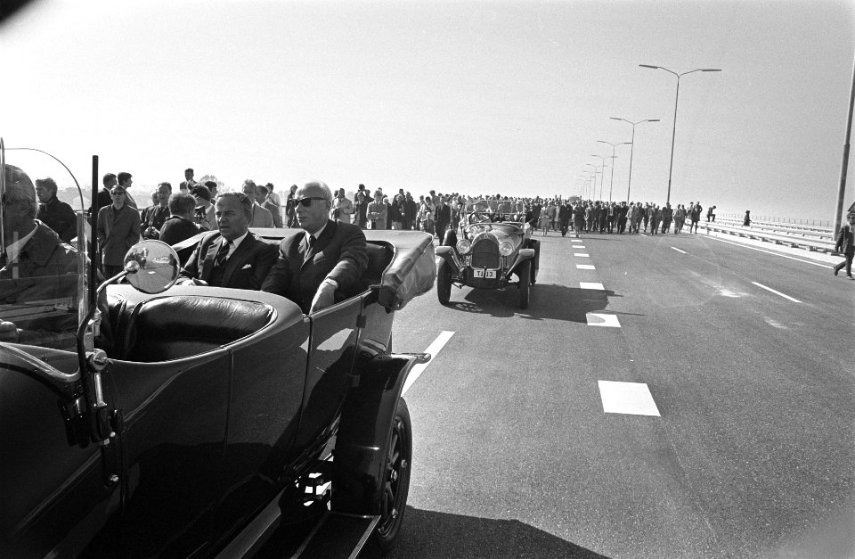 Premier De Jong opent brug Katerveer over de IJssel Premier De Jong en minist, Bestanddeelnr 923-8839