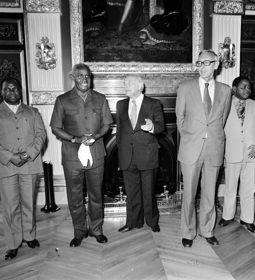 President Kaunda van Zambia in ons land vlnr Kaunda Den Uyl , Van der Stoel, Bestanddeelnr 929-2268