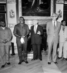 President Kaunda van Zambia in ons land vlnr Kaunda Den Uyl , Van der Stoel, Bestanddeelnr 929-2268