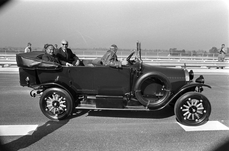 Premier De Jong opent brug Katerveer over de IJssel Premier De Jong en minist, Bestanddeelnr 923-8838
