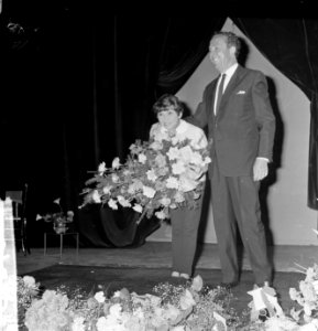 Première Wim Kan cabaret in Den Haag, bloemenhulde voor Corry Vonk en Wim Kan, Bestanddeelnr 916-7016