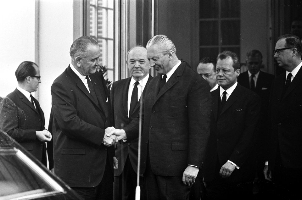 President Johnson (USA) had besprekingen met Kiesinger te Bonn, v.l.n.r. Johnson, Bestanddeelnr 920-2594