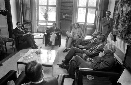Premier Biesheuvel spreekt met werknemersorganisaties op Catshuis Den Haag , zit, Bestanddeelnr 924-7289