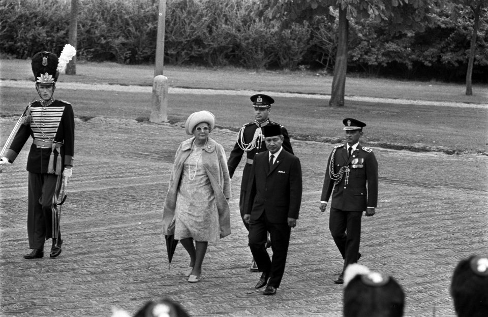 President Soeharto op Huis ten Bosch , Den Haag President Soeharto, en koningin, Bestanddeelnr 923-8133