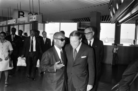Premier Williams van Trinidad-Tobago (l) op Schiphol afgehaald door dhr. Jansen , Bestanddeelnr 928-0448