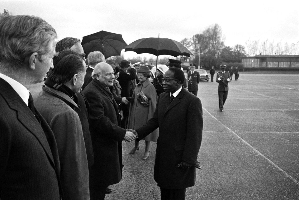 President Senghor van Senegal na staatsbezoek weer vertrokken van Ypenburg nr , Bestanddeelnr 927-5419