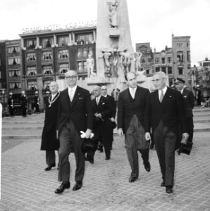 President van Argentinië, Arturo Frondizi in Nederland Voor het monument op de , Bestanddeelnr 911-3853