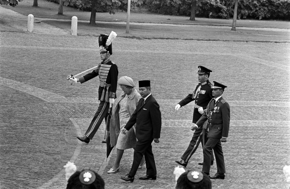 President Soeharto op Huis ten Bosch , Den Haag President Soeharto, en koningin, Bestanddeelnr 923-8138