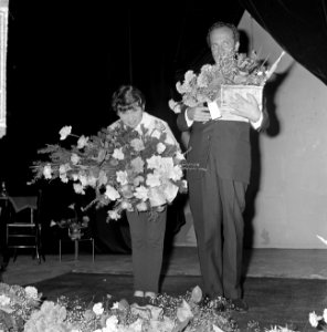 Première Wim Kan cabaret in Den Haag, bloemenhulde voor Corry Vonk en Wim Kan, Bestanddeelnr 916-7014