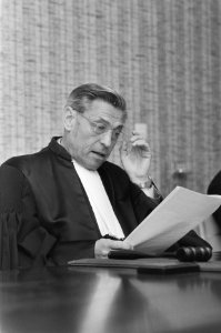 President Amsterdamse rechtbank mr. B. J. Ascher doet uitspraak in kort geding k, Bestanddeelnr 933-9198