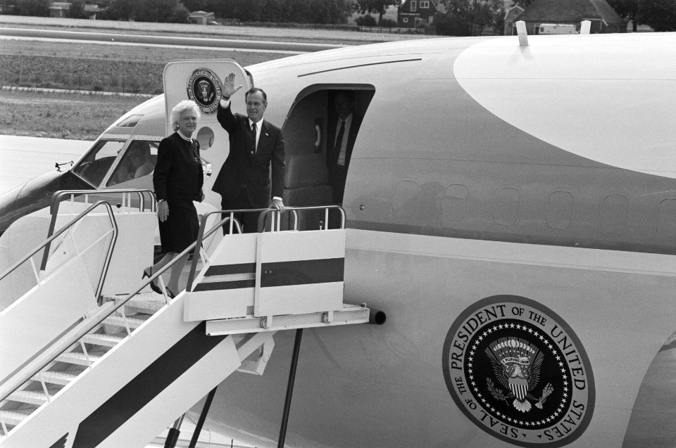 President Bush en echtgenote zwaaiend op de vliegtuigtrap (Schiphol), Bestanddeelnr 934-4845