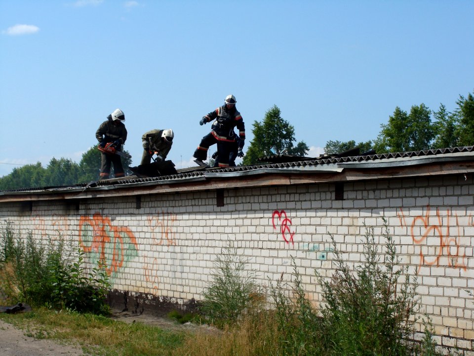 Pozhar v garazhe, Koryazhma 9.07.2011 (04)