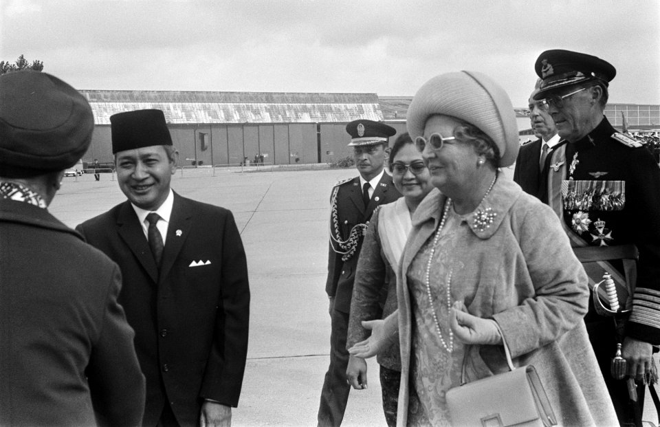 President Soeharto arriveert op Ypenburg president Soeharto en koningin Juliana, Bestanddeelnr 923-8116