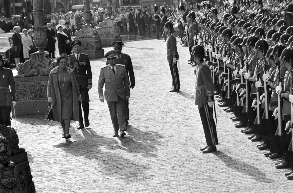 President Tito en koningin Juliana inspecteren de erewacht bij het Paleis op de , Bestanddeelnr 923-9371