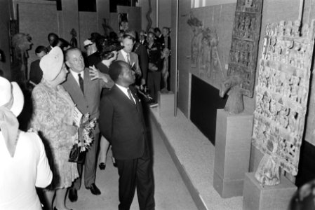 President Houphouët-Boigny en koningin Juliana in het Museum voor Land- en Volke, Bestanddeelnr 923-5688