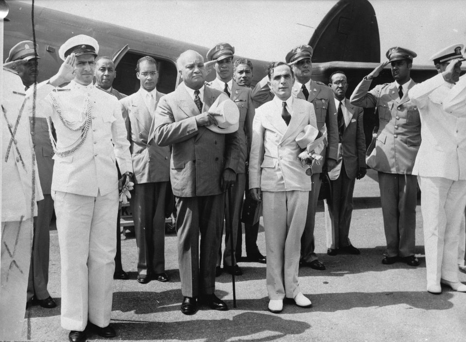 President Elie Lescot van Haïti op Curaçao wordt op vliegveld Hato ontvangen doo, Bestanddeelnr 935-1574