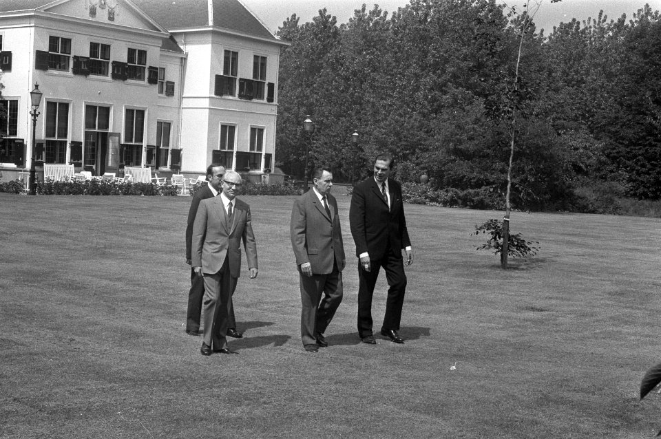 Premier Biesheuvel (rechts) ontvangt Gromyko op het Catshuis, in de tuin vlnr, Bestanddeelnr 925-7216