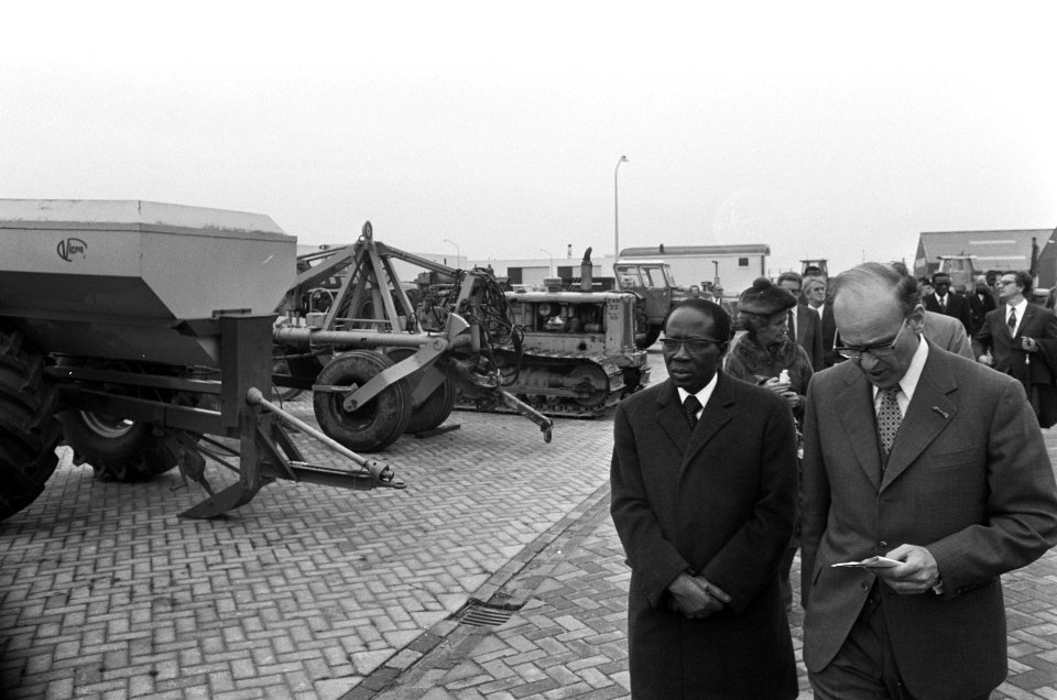 President Senghor (Senegal) bezoekt Centrale Werkplaats voor de Rijksdienst IJss, Bestanddeelnr 927-5373