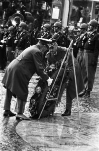 President Tito legt een krans bij het Nationaal Monument op de Dam Amsterdam Pr, Bestanddeelnr 923-9375