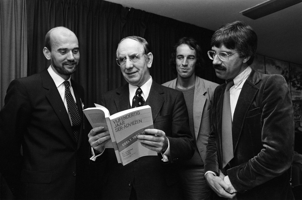 Presentatie van het boek Vijfendertig jaar SER-adviezen v.l.n. auteur dr. W.S, Bestanddeelnr 932-3610