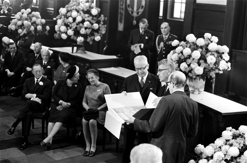 President Heidemann, echtgenote, koningin Juliana en prins Bernhard worden ontva, Bestanddeelnr 923-0144