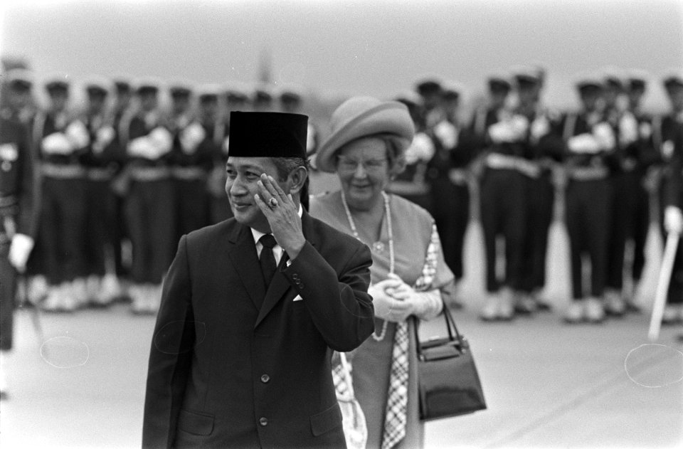 President Soeharto van Indonesie vertrekt van Ypenburg naar Duitsland Soeharto , Bestanddeelnr 923-8174