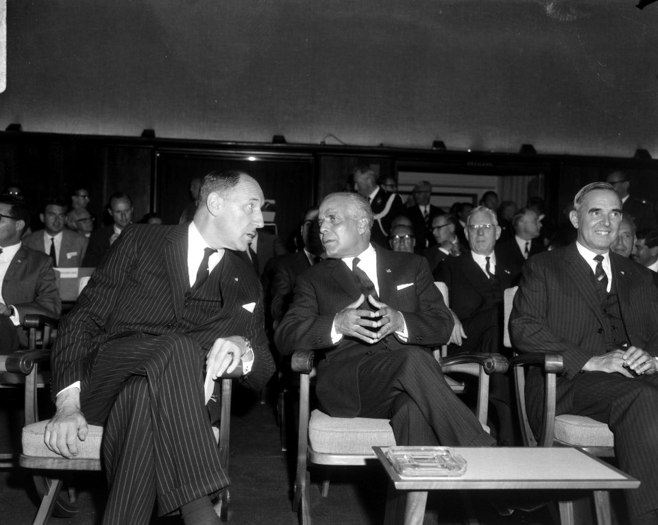President Bourguiba bracht bezoek aan Philips-fabrieken, hier in gesprek met Min, Bestanddeelnr 919-3325