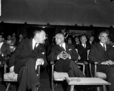 President Bourguiba bracht bezoek aan Philips-fabrieken, hier in gesprek met Min, Bestanddeelnr 919-3325