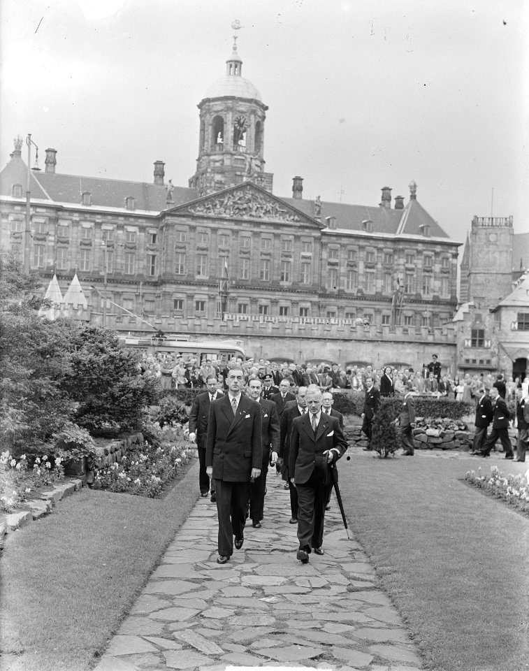President De Gaulle bij het nationaal monument in Amsterdam, Bestanddeelnr 904-0777