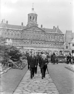 President De Gaulle bij het nationaal monument in Amsterdam, Bestanddeelnr 904-0777