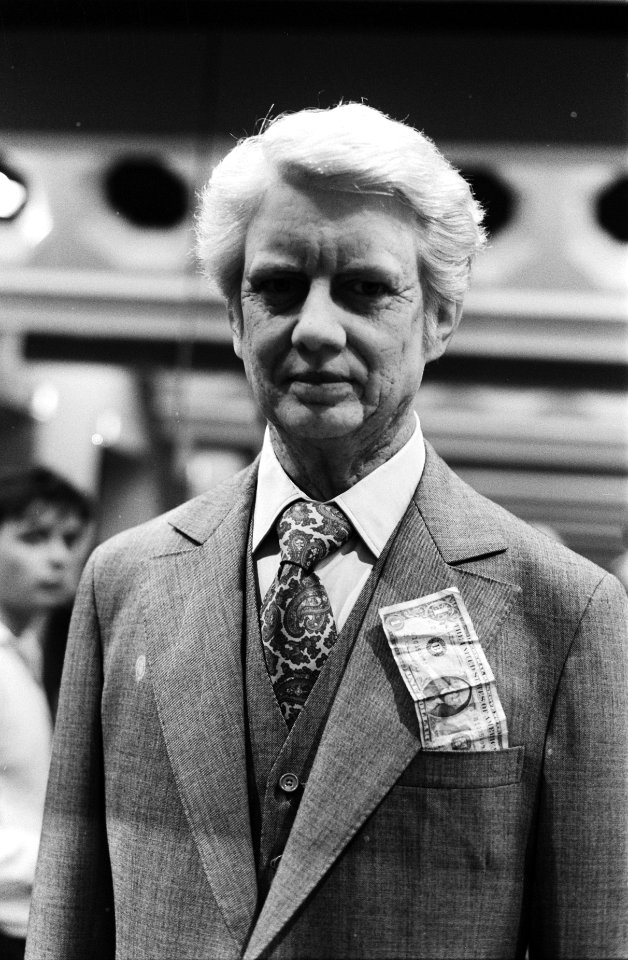 President Carter (in Madame Tussaud wassenbeeldenmuseum met dollar in borstzak, Bestanddeelnr 929-9706