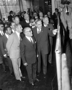 President Bourguiba bracht bezoek aan Philips-fabrieken, President Bourguiba en , Bestanddeelnr 919-3331